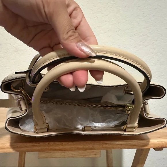 Louis Vuitton Monogram Vernis Montaigne - Patent Leather - Picture 8 of 13